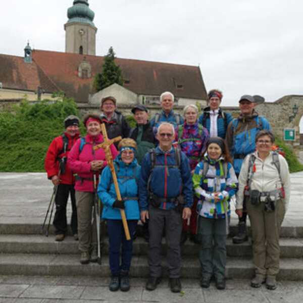 vor der Kirche in Hausleiten