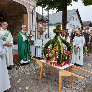 PfrProv. Walter Dorfer segnet die Erntekrone.