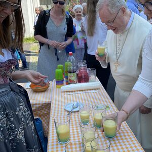 Auch der Firmspender kostet  die JUZ-Cocktails :)