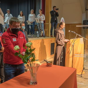 Gedenkfeier an die Opfer des ehemaligen KZ Außenlagers Ternbergzum Thema „Menschlichkeit ohne Grenzen“Bild: Jugendliche tragen für die verstorbenen Menschen des ehemaligen KZ Außenlagers Ternberg Rosen nach vorneFoto: Haijes 