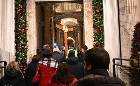 Pilger durchschreiten die Heilige Pforte im Petersdom / © Kathpress / Paul Wuthe Heiliges Jahr 2025: Österreichs Bischöfe pilgern nach Rom