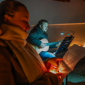 Lebendiger Adventkalender der Pfarre Kirchdorf an der Krems. Adventliche Besinnung - beten, singen und feiern. Anschließend gemeinsam bei Tee wärmen und reden.Bild: Lebendiger Adventkalender bei Familie Haijes