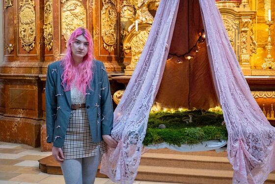 Ursulinenkirche: Memento Mori – Kunst in der Fastenzeit / © Diözese Linz / Kienberger Künstlerin Fiona Prohaska mit ihrer Installation „negative_rpm“.