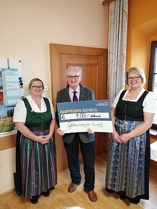 Herr Pfarrer Helmut Part übernimmt die Spende für die Kirchenheizung © R.Pogotz