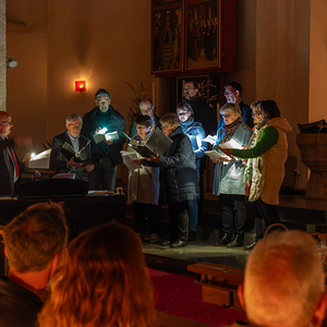 musikalisch umrahmt durch Schola des Kirchenchores mit Volksgesang