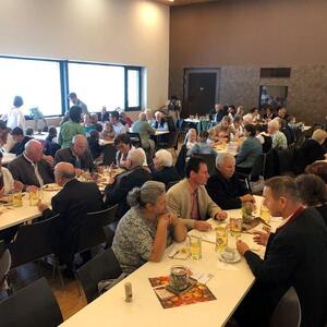 Viele Menschen waren auch im Saal. 