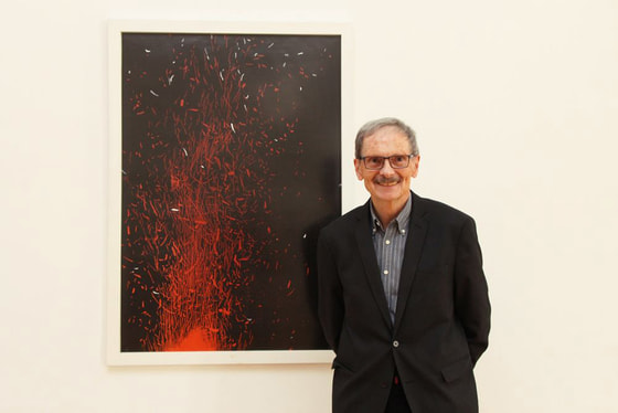 Herbert Friedl vor seinem Werk „Das Element Feuer“ aus dem Zyklus „Vier Elemente“ (Farbholzschnitt, dreifärbig, 116,5 x 80,5 cm, 2009)