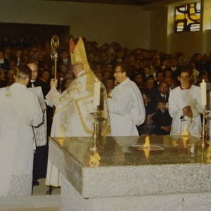 An fünf Stellen, die an die Wundmale Christi erinnern, wird am Altar Weihrauch verbrannt.