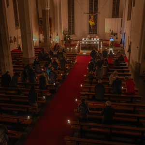 Rorate ist ein stimmungsvoller Gottesdienst im Advent, er wird noch vor Sonnenaufgang bei Kerzenlicht gefeiert. In der Pfarre Kirchdorf an der Krems findet dieser an den Adventsamstagen um 6 Uhr früh statt, anschließend gibt es ein kleines Stehfrühst