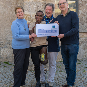 Anna Jirka übergibt die Spende an Günther Humer, Projektleiter der Pfarrpartnerschaft Kirchdorf an der Krems mit Kakonko in Tansania. Biko mit Beinprothese und Maria Spernbauer, die einen großen Teil der Betreuung Während Biko’s Aufenthalt übernommen