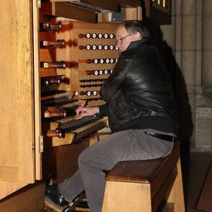 Voller Körpereinsatz für Organist Heinrich Reknagel.