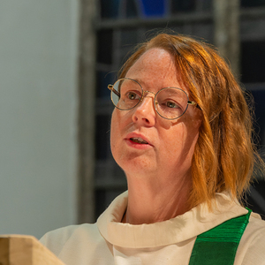 Bild: Bernadette Hackl beim Gottesdienst am Samstag Abend anlässlich ihres Abschieds von der beruflichen Tätigkeit in der Pfarre Kirchdorf an der Krems