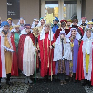 Gruppenfoto vor dem Pfarrsaal                               