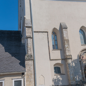 Die Fassade der Pfarrkirche weist große Schäden auf und wird von Fachkräften saniert