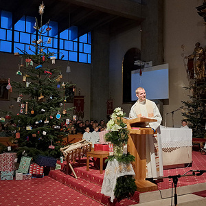 Pfarrer Buchinger bedankt sich beim Kinderliturgiekreis