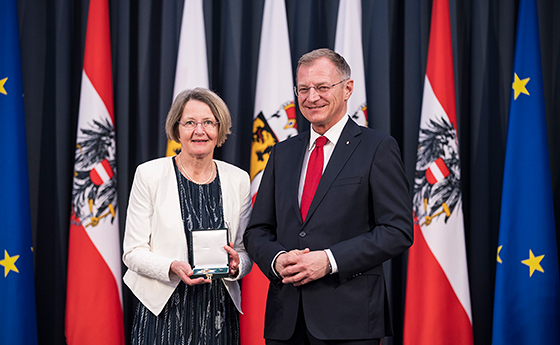 Landeshauptmann Mag. Thomas Stelzer verlieh Mag.a Brigitte Gruber-Aichberger, langjährige Direktorin von Pastorale Berufe, am 11. April 2023 das Silberne Ehrenzeichen des Landes Oberösterreich. / Land OÖ Landeshauptmann Mag. Thomas Stelzer verlieh Mag.a Brigitte Gruber-Aichberger, langjährige Direktorin von Pastorale Berufe, am 11. April 2023 das Silberne Ehrenzeichen des Landes Oberösterreich.