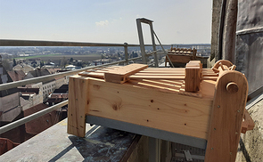 Große Ratschen am Turm der Stadtpfarrkirche Braunau-St. Stephan