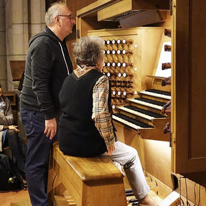 Domorganist Wolfgang Kreuzhuber mit Teilnehmerin Christine Krendl