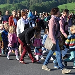 Kindergartenkinder beim Einzug in die Kirche