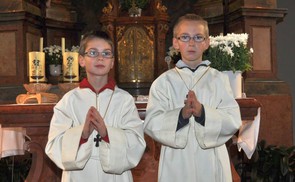 Brüderpaar Martin und Daniel Maureder wurde in die Schar der Ministranten aufgenommen