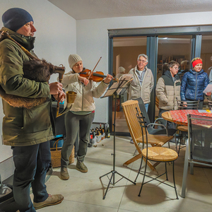 Lebendiger Adventkalender der Pfarre Kirchdorf an der Krems. Adventliche Besinnung - beten, singen und feiern. Anschließend gemeinsam bei Tee wärmen und reden.Bild: Lebendiger Adventkalender bei Familie Holzer-Colin