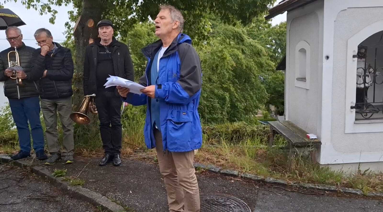 Pfarrkurat Franz Wenigwieser bei der Seidlbergerkapelle / Pfarre Katsdorf