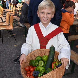 Minis verteilen Früchte