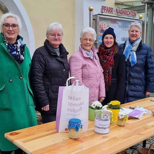 Frauen der kfb Prambachkirchen bieten Suppe im Glas gegen freiwillige Spende an. 