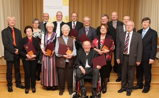 Die Geehrten mit Diözesanbischof Manfred Scheuer, Bischofsvikar Franz Haidinger und Ordinariatskanzler Johann Hainzl.