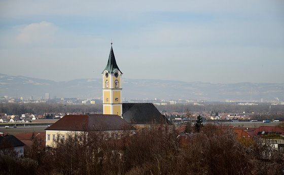 Pfarrkirche Ansfelden von Südosten aus gesehen