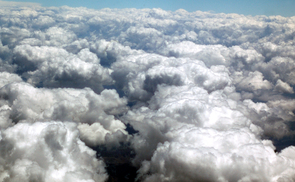 Über den Wolken. © kconnors/morguefile.com