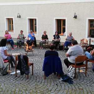 Gemeinschaft und Austausch unter freiem Himmel erleben