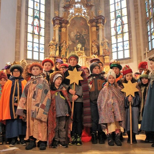 Sternsinger bei der Krippe