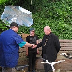 Diözesanbischof Ludwig Schwarz zu Besuch im Jugendprojekt