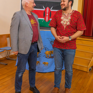 Harald Fartacek, Kath. Bildungswerk Kirchdorf, begrüßt Referenten Samuel Haijes