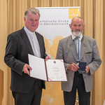 Am 26. September 2024 überreichte Diözesanbischof Manfred Scheuer im Linzer Priesterseminar an engagierte Christ:innen die Florian-Medaille und die Severin-Medaille. Diese diözesanen Ehrenzeichen sind ein Zeichen des Dankes und der Anerkennung für la