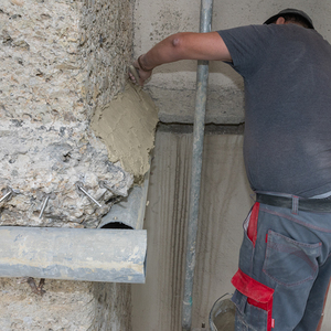 Vielfältige Arbeiten sind rund um die Sanierung der Kirchenfassade zu erledigen