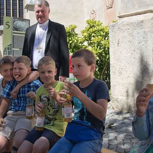 Bischof Manfred Scheuer feiert Sonntagsmesse in der Stadtpfarrkirche St. Stephan