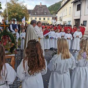 Und die TMK Gaflenz begleitet die Segnung.