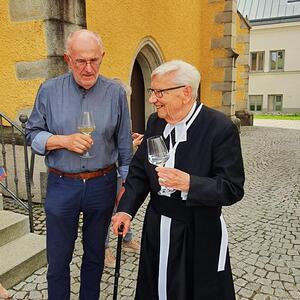 Johann Holzinger und Josef Pesendorfer bei der Agape nach dem Gottesdienst