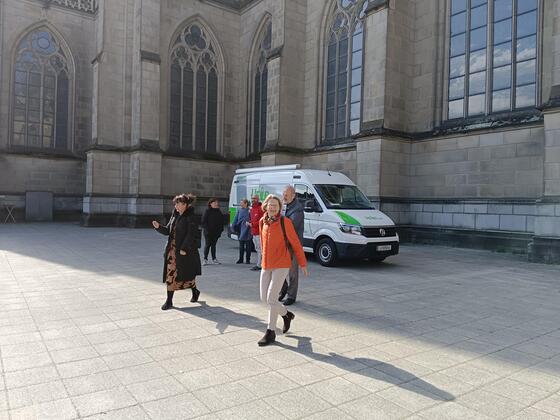 Elke Welser holt die GruElke Welser holt die Gruppe rund um die VisitatorInnen am Domplatz ab und begleitet sie zur Beratungsstelle LENA in der Stifterstrasse. ppe rund um die VisitatorInnen am Domplatz ab und begleitet sie zur Beratungsstelle LENA i