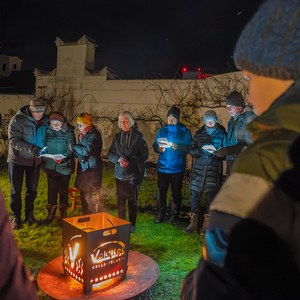 Lebendiger Adventkalender der Pfarre Kirchdorf an der Krems. Adventliche Besinnung - beten, singen und feiern. Anschließend gemeinsam bei Tee wärmen und reden.Bild: Lebendiger Adventkalender bei Familie Steinmann mit Familie Pimminger