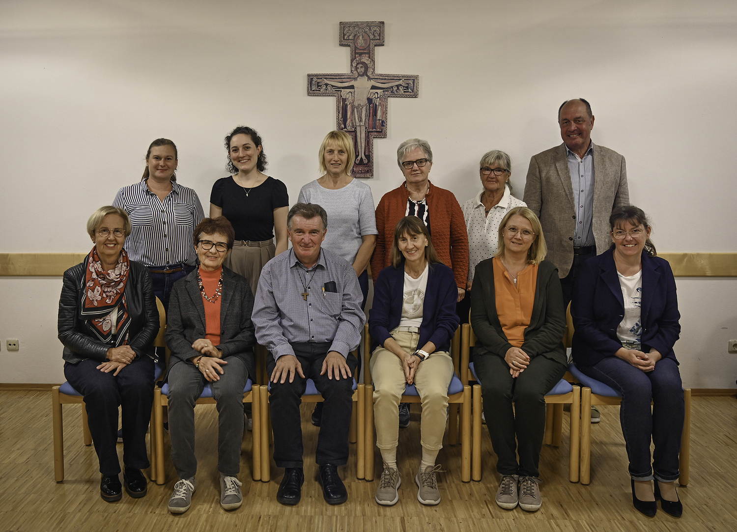 1. Reihe von links nach rechts: Elfi Bracher, Christa Schabetsberger, Pfarrer Konrad Hörmanseder, Elisabeth Nefischer, Alexandra Trauner, Monika Trauner 2. Reihe von links nach rechts: Katharina Wahl, Valentina Aistleitner, Ida Brunner, Anni Wimmer, 