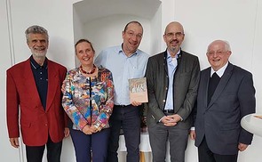 V.l.n.r. DDr. Helmut Wagner (Verlag), Mag.a Judith Wimmer (Diözesankunstreferat), Prof. Dr. Oliver Peschel (Universität München), Prof. Dr. Andreas Nerlich (München Klinik), Pfarrprov. Msgr. Karl Wögerer (Pfarre Waldhausen)