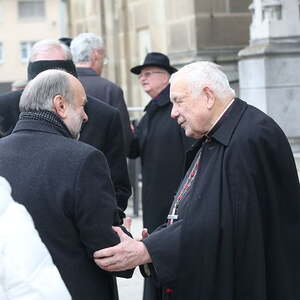 Gratulation zum 85. Geburtstag von Bischof em. Maximilian Aichern auf dem Linzer Domplatz