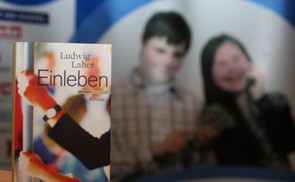 Lesung mit Ludwig Laher aus 'Einleben'. © Dachverband Down-Syndrom Österreich / Lesung mit Ludwig Laher aus 'Einleben'. © Dachverband Down-Syndrom Österreich Lesung mit Ludwig Laher aus 'Einleben'. © Dachverband Down-Syndrom Österreich