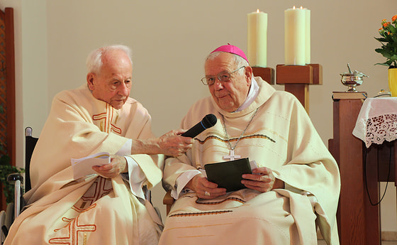 Bischof em. Aichern dankt Pfarrer Kretschmer für seinen großen Einsatz in der Seelsorge / (c) Diözese Linz / Fürlinger Bischof em. Aichern dankt Pfarrer Kretschmer für seinen großen Einsatz in der Seelsorge