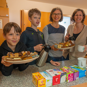 Jungscharkinder und deren Eltern luden zum Pfarrkaffee