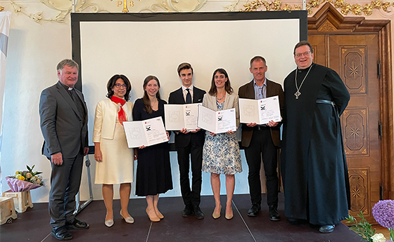 (v.l.) Bischof Scheuer, Birgit Feldbauer-Durstmüller und Abt Neulinger OSB mit den Preisträger:innen / © Julian Schöffl / JKU Linz (v.l.) Bischof Scheuer, Birgit Feldbauer-Durstmüller und Abt Neulinger OSB mit den Preisträger:innen