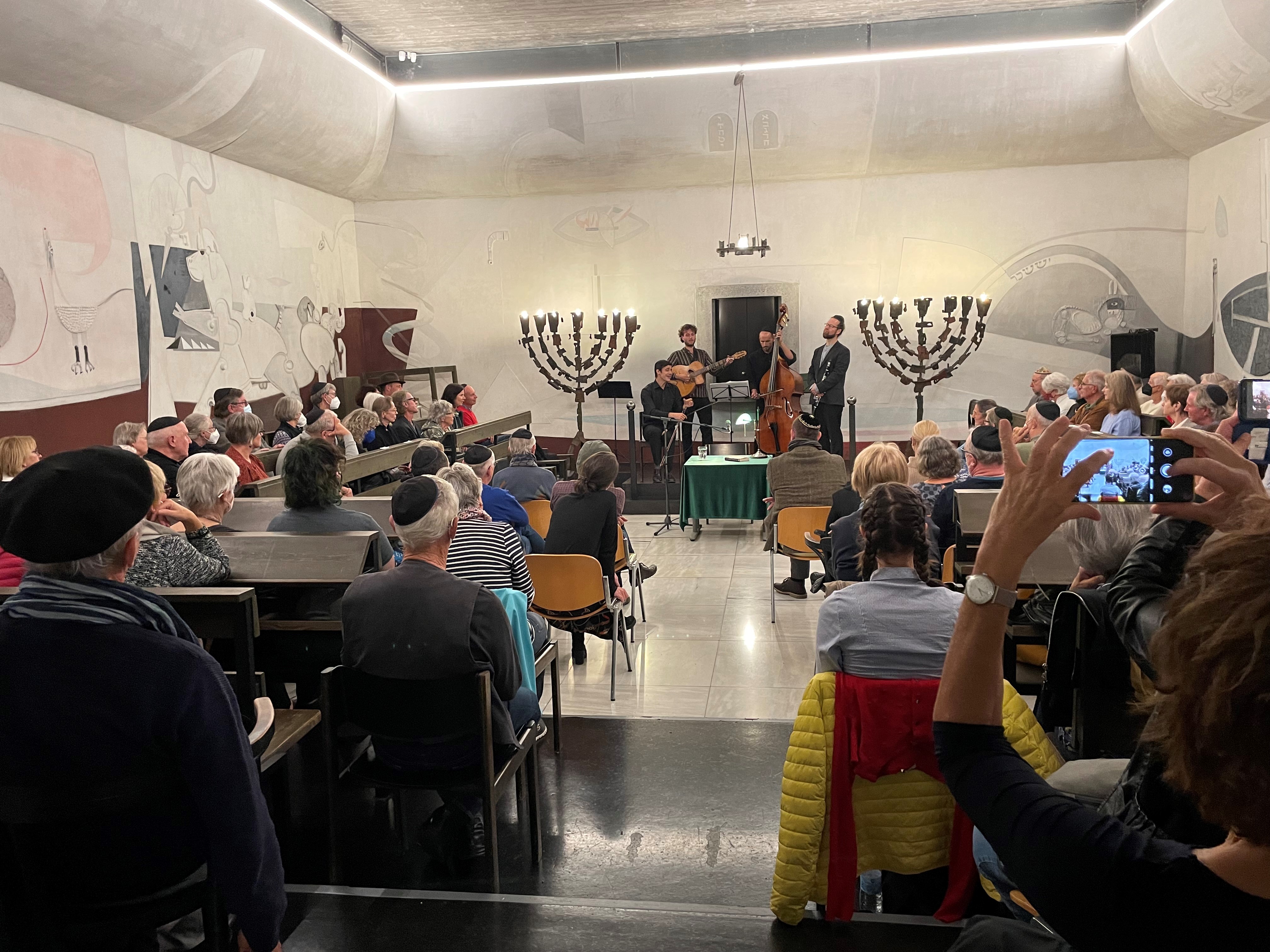 Stimmen in der Synagoge/Schlager